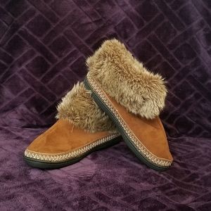 NWOT Pine Ridge by Isotoner Machine Washable Ladies Medium (7-8) Slip On Shoes